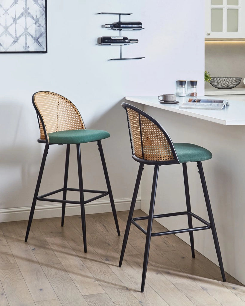 Set di 2 sgabelli da bar in metallo verde effetto legno con intreccio viennese stile retrò soggiorno