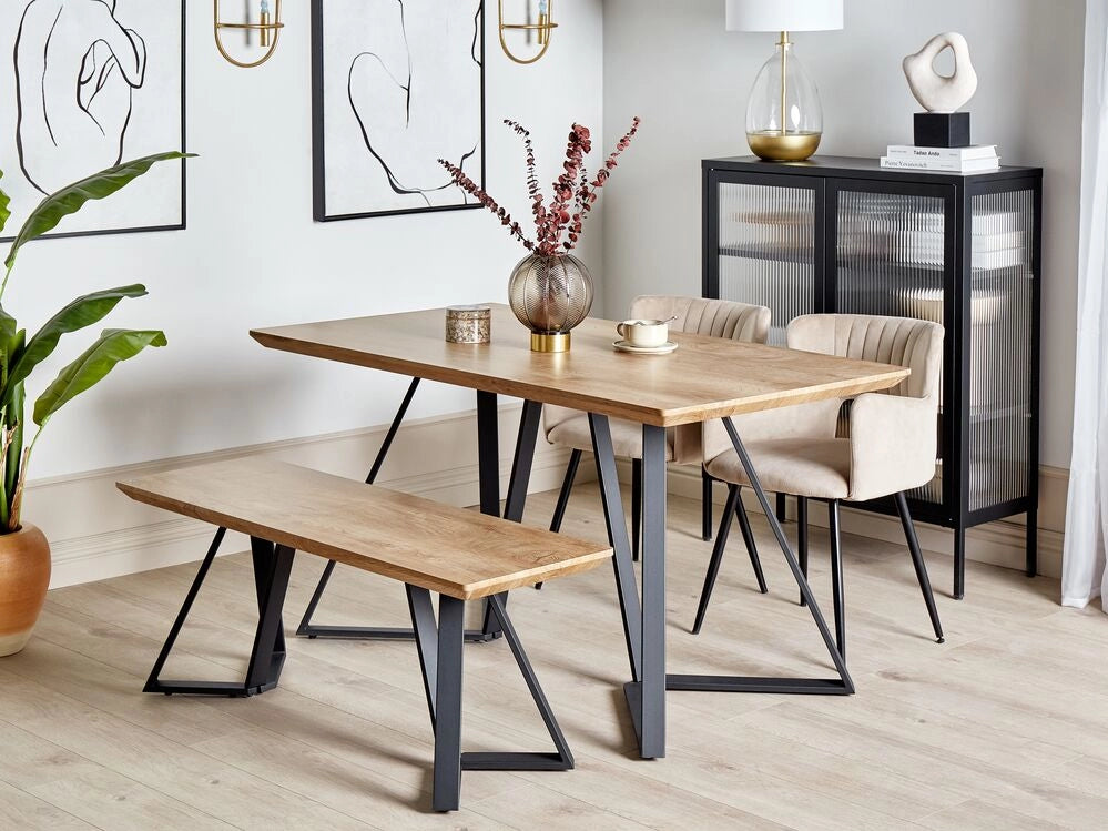 Set da pranzo Legno chiaro Gambe di metallo nero Tavolo rettangolare con panca Design moderno e minimalista Sala da pranzo interna Cucina