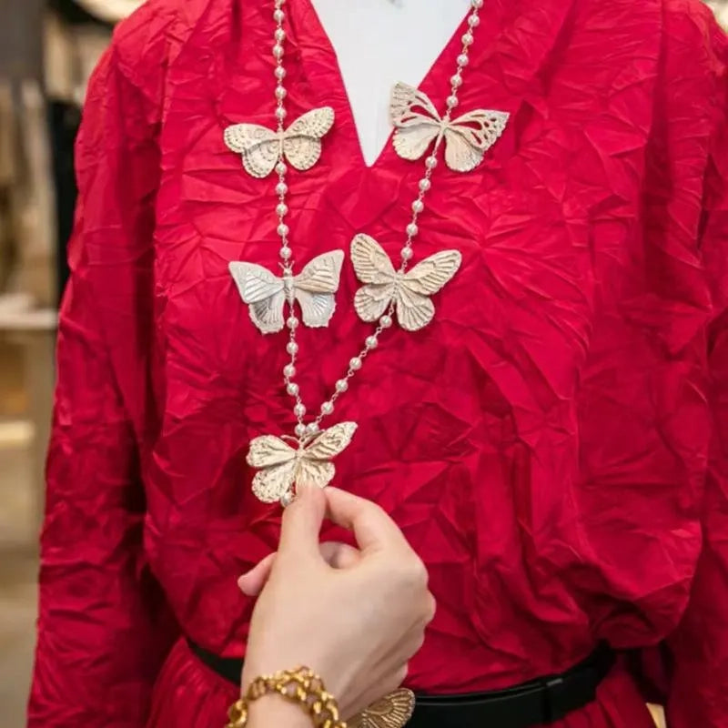Collana con ciondolo a forma di farfalla dorata, realizzata a mano con perle, regalo di Natale o di compleanno.