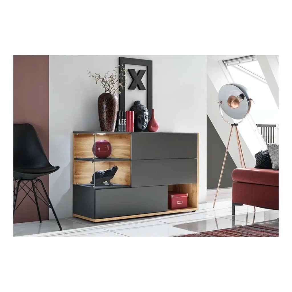 Buffet, credenza, sideboard KLIS a tre porte e tre nicchie. Color antracite e rovere. Stile design.