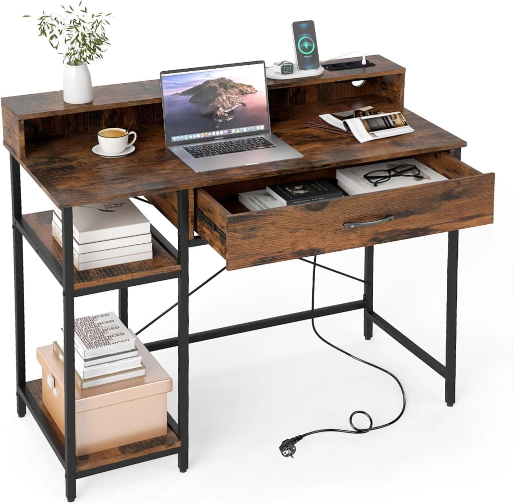 Scrivania Salvasapzio per Computer con Stazione di Ricarica 106 x 48 cm, Mensola sopra Tavolo, Cassetto e Libreria Laterale a 2 Ripiani, Tavolo Industriale per Ufficio e Casa (Marrone Rustico)