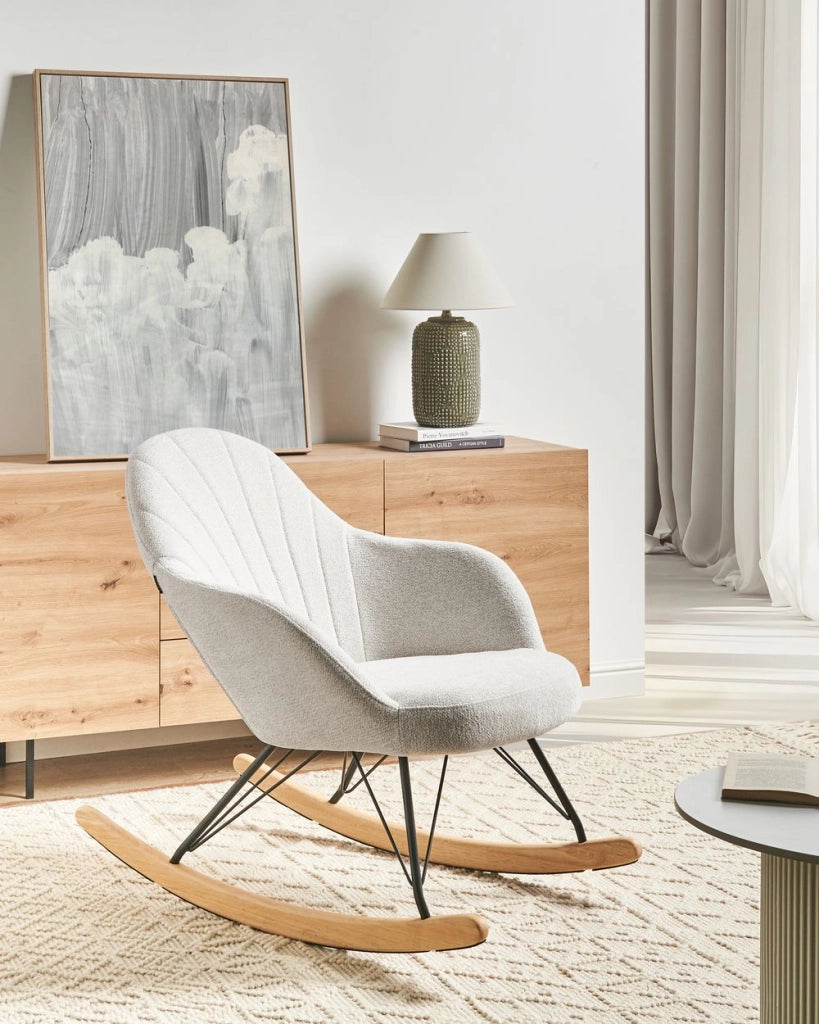 Sedia a dondolo in tessuto bianco sporco gambe in legno e metallo pattini design moderno soggiorno