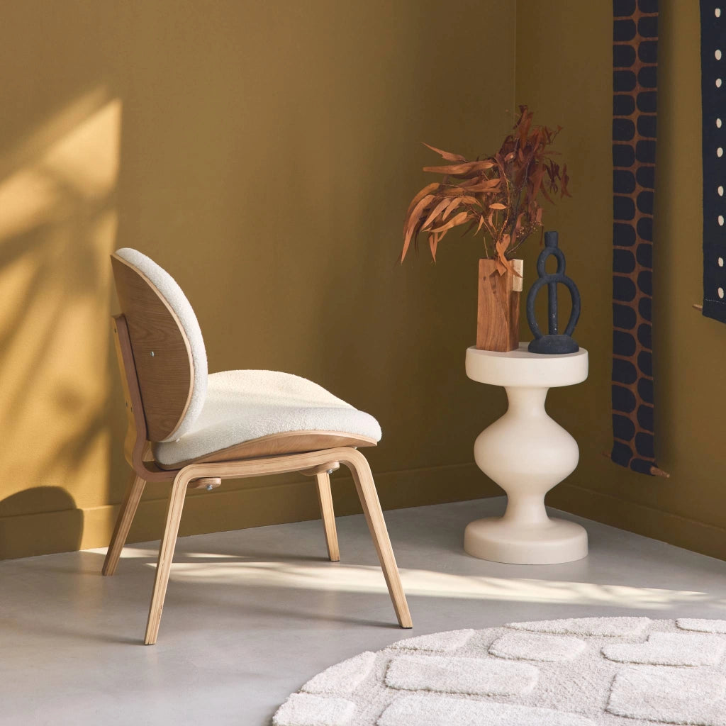 Poltrona con finiture effetto legno curvato e tessuto bouclé, quercia