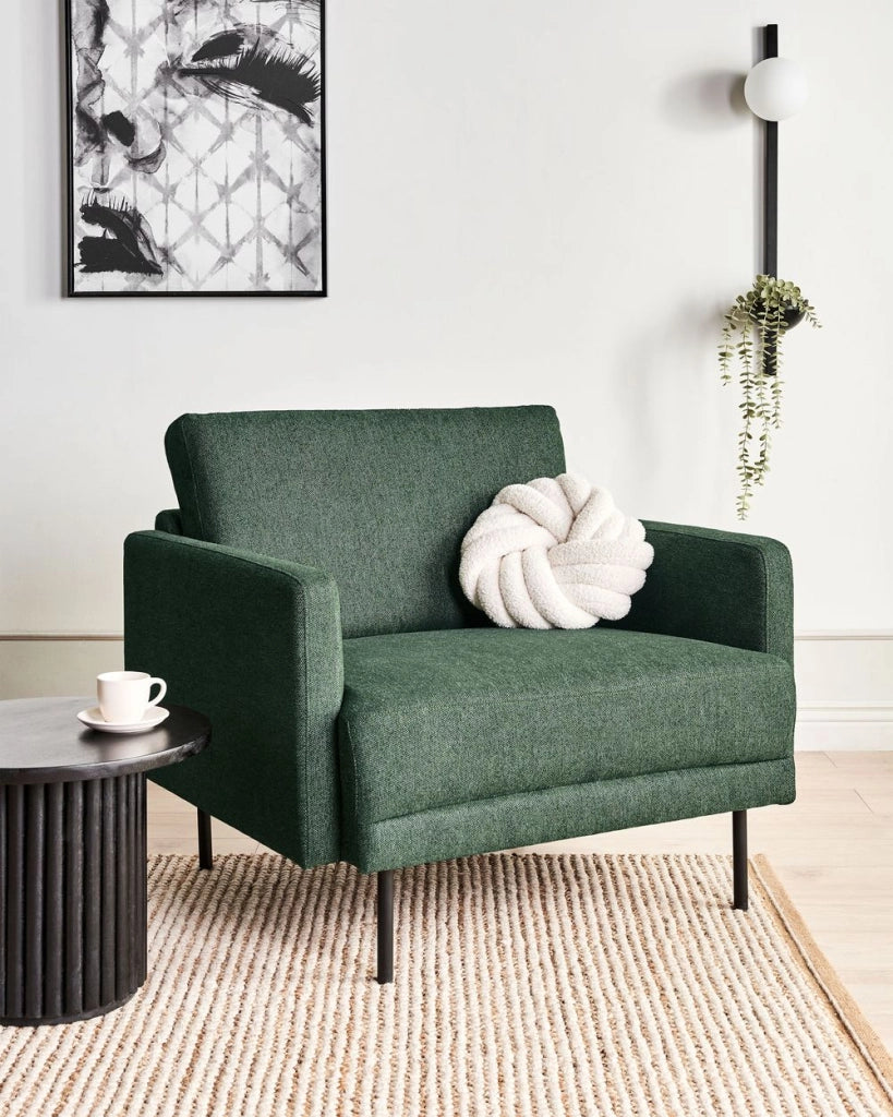 Poltrona moderna imbottita in tessuto verde scuro con gambe in metallo stile moderno e minimalista