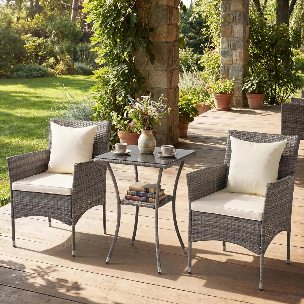 Set da Salotto da Giardino 3 Pezzi, 3 Pezzi Set Mobili da Esterno in Rattan con Tavolo in Vetro Temperato a Doppio Ripiano, Set da Conversazione con Cuscini per Veranda (Grigio+Bianco)