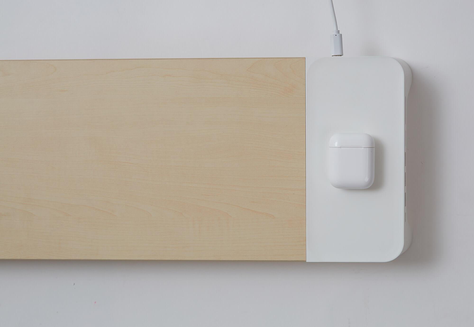 Supporto Monitor da Scrivania 56x20x5,7 cm con Entrata USB e Base di Ricarica Wireless Bianco