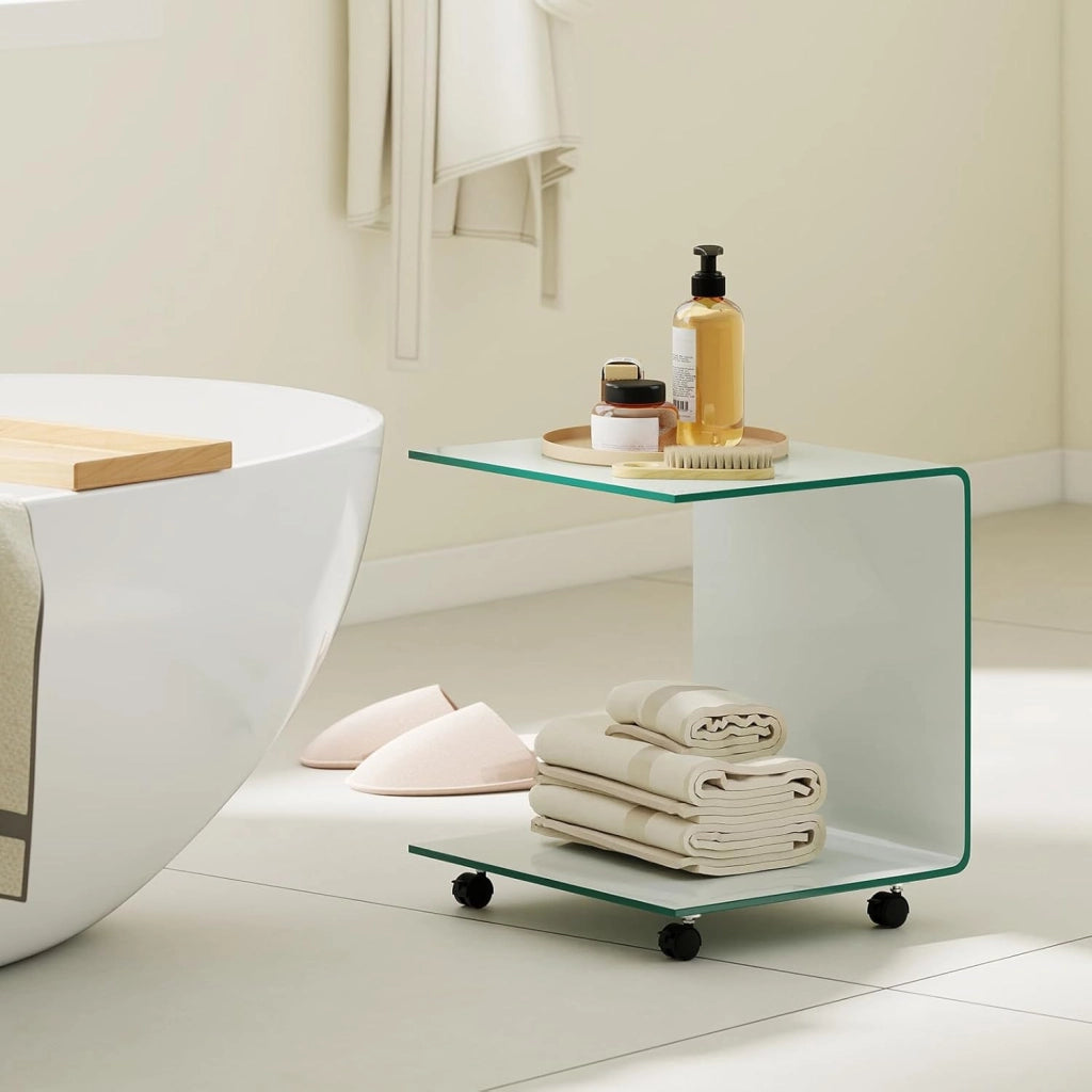Tavolo Moderno in Vetro Temperato con 2 Ripiani, Tavolino Laterale a C per Divano con 4 Ruote Blocccabili, Tavolo Versatile per Soggiorno, Camera da Letto e Bagno (Bianco)
