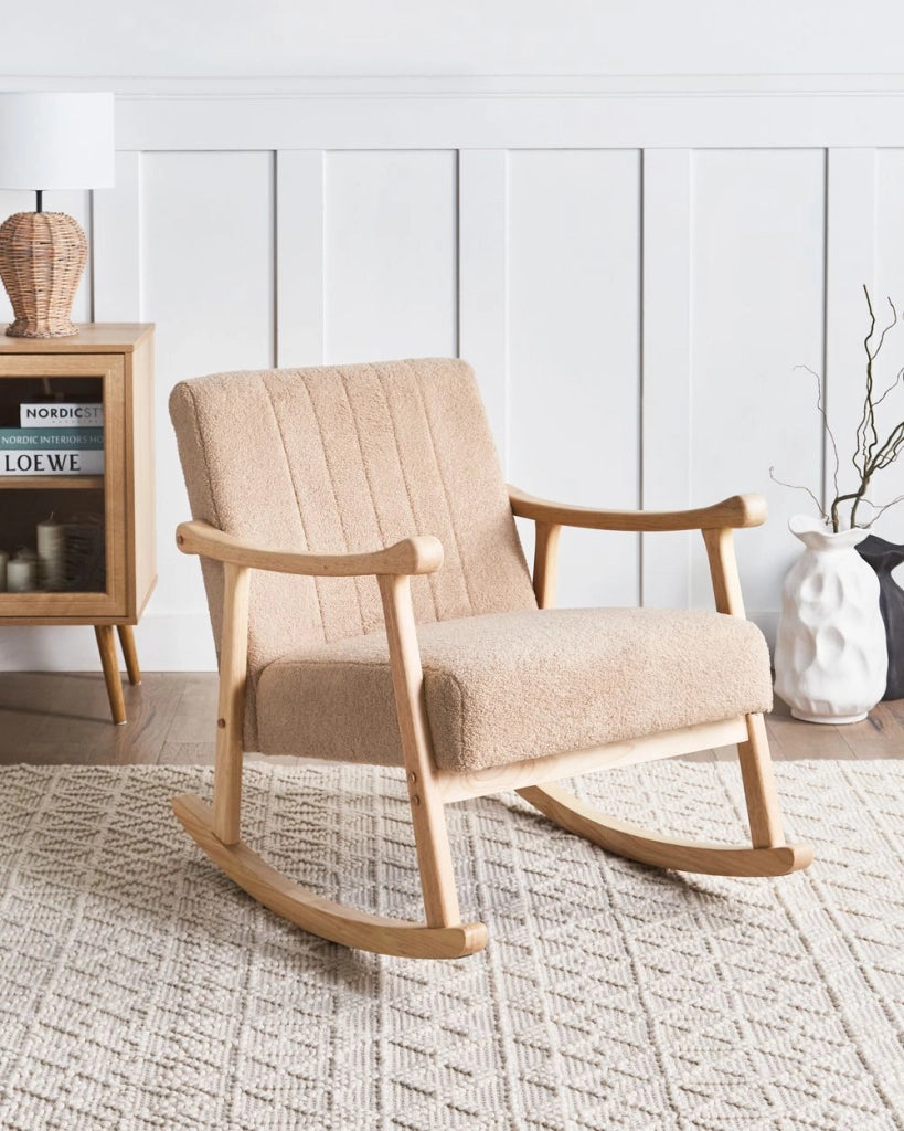 Poltrona a dondolo con rivestimento in bouclé beige gambe in legno di gomma e braccioli Soggiorno Cameretta