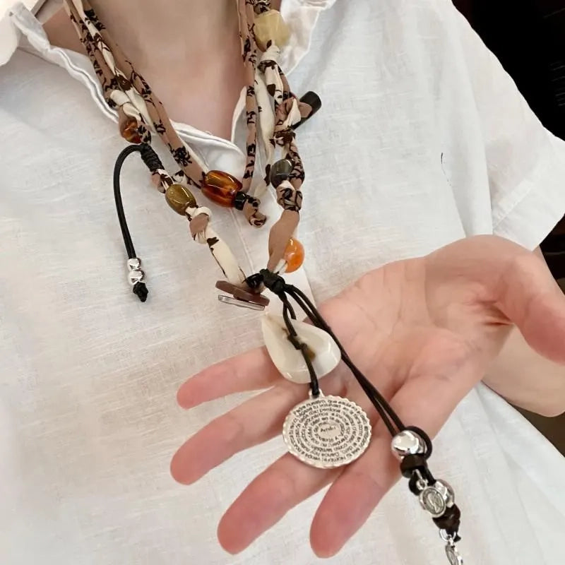 Collana con bottoni a conchiglia intrecciati: realizzata a mano in stile vintage