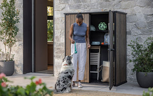 Armadio Porta Attrezzi da Esterno 1400L Keter Signature Vertical Shed in Resina Effetto Legno Noce