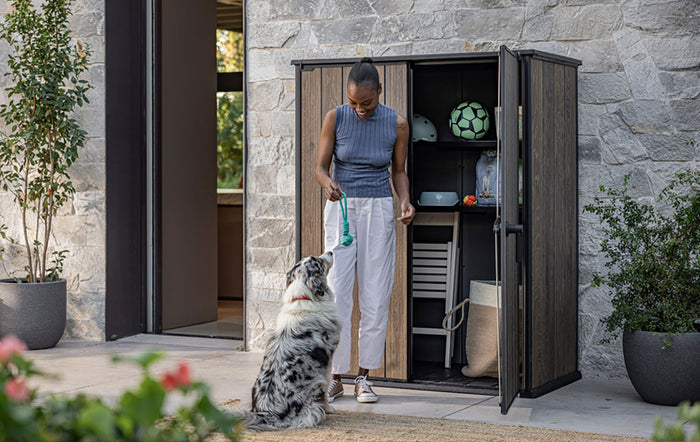 Armadio Porta Attrezzi da Esterno 1400L Keter Signature Vertical Shed in Resina Effetto Legno Noce