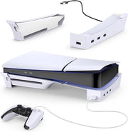 Accessorio per console PS5 Slim in posizione orizzontale con hub USB 4 porte e accesso alla carica.