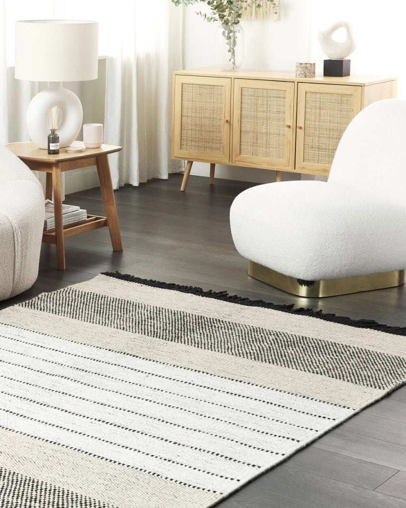 Tappeto beige e nero lana cotone 140 x 200 cm intrecciato a mano rettangolare con frange