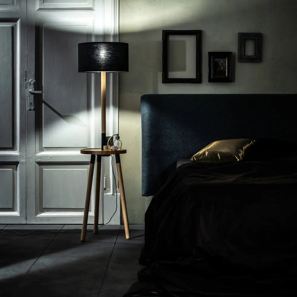 Lampada da terra Solana con struttura in legno e paralume nero | Duzzle