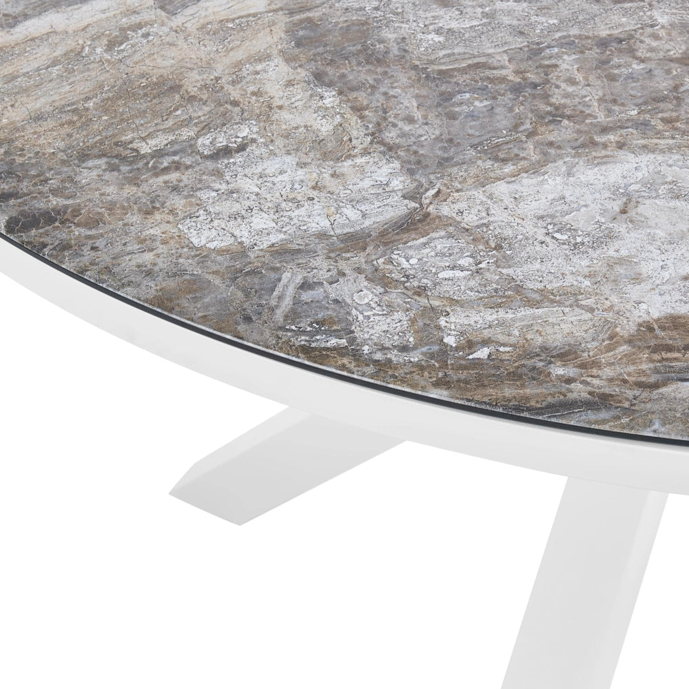 Set da pranzo 4 posti composto da tavolo in alluminio con piano in vetro ceramico grigio e sedie con cuscini bianchi giardino terrazzo elegante