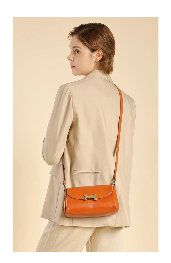 Borsa a tracolla da donna in vera pelle, colore arancione.