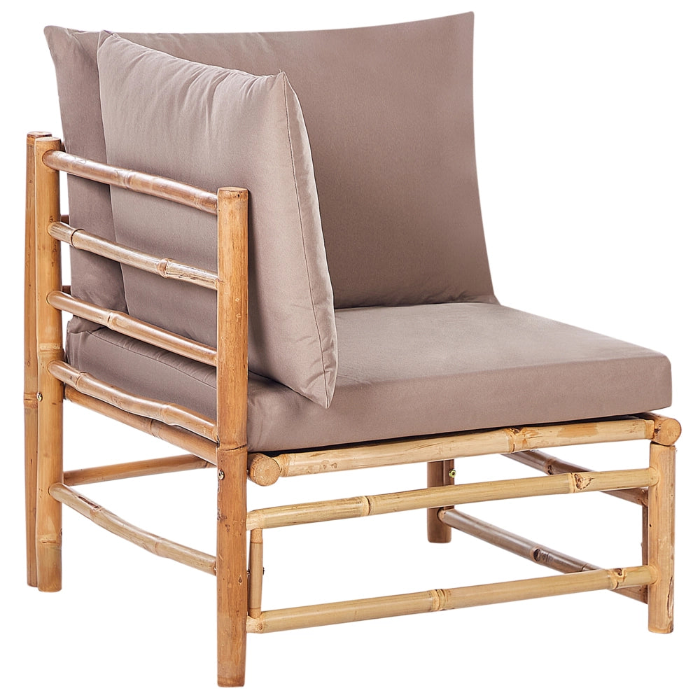 Set da giardino angolare composto da divano 2 posti 2 poltrone e tavolino in bambù naturale con cuscini tortora esterno stile elegante