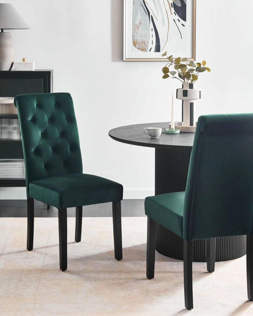 Set di 2 sedie da pranzo in velluto verde legno di gomma gambe nere bottoni e piedistalli