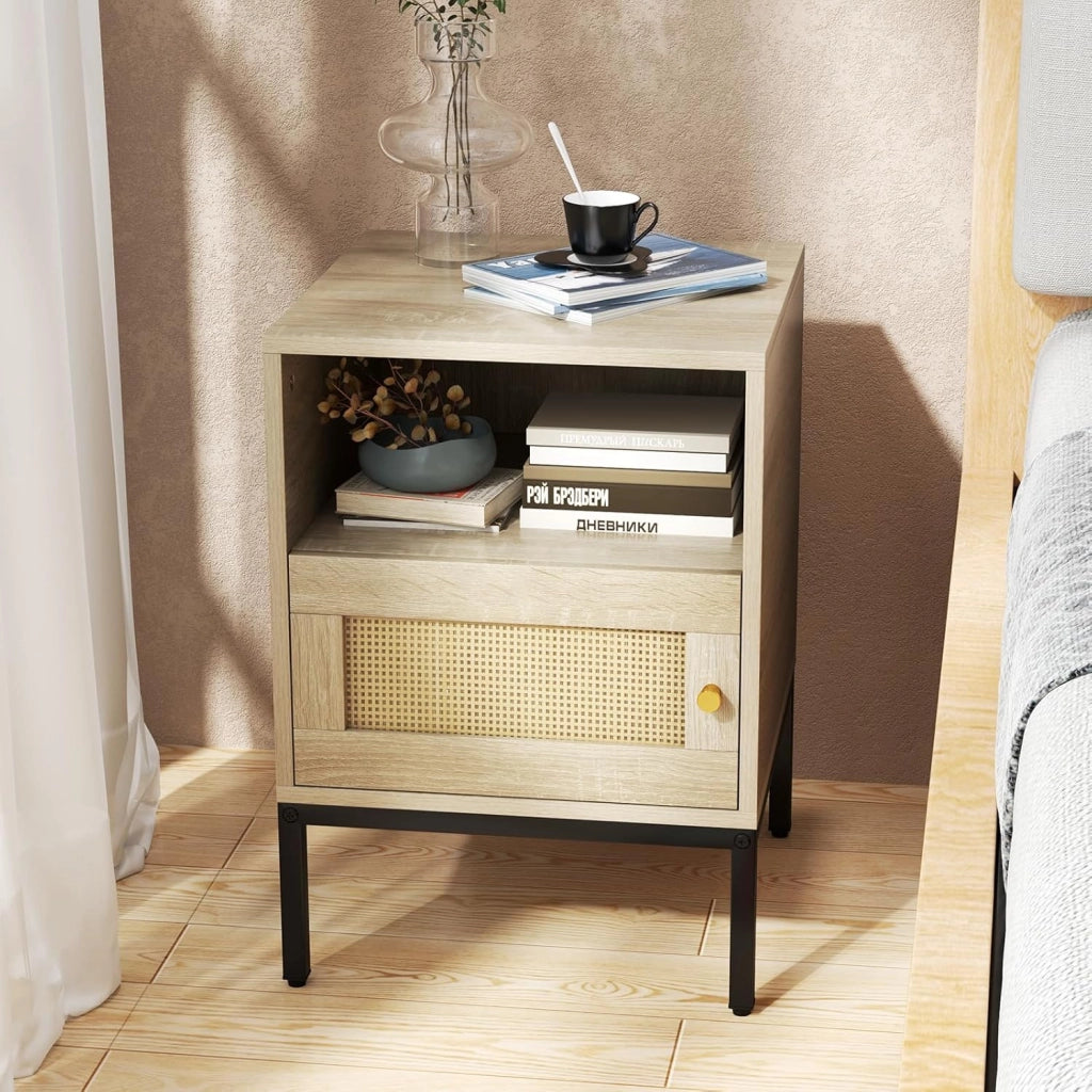 Comodino in Rattan, Tavolino Boho con Armadietto e Mensola, Tavolino Accento per Letto con Gambe in Metallo, Tavolino Compatto in Stile Fattoria per Camera da Letto, Soggiorno, Naturale