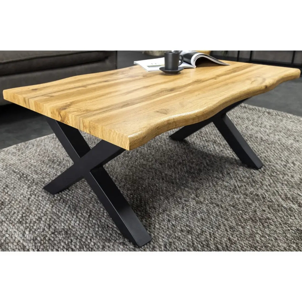 Tavolino basso RIVET effetto legno naturale e gambe in metallo nero a X - tavolo dal design industriale robusto