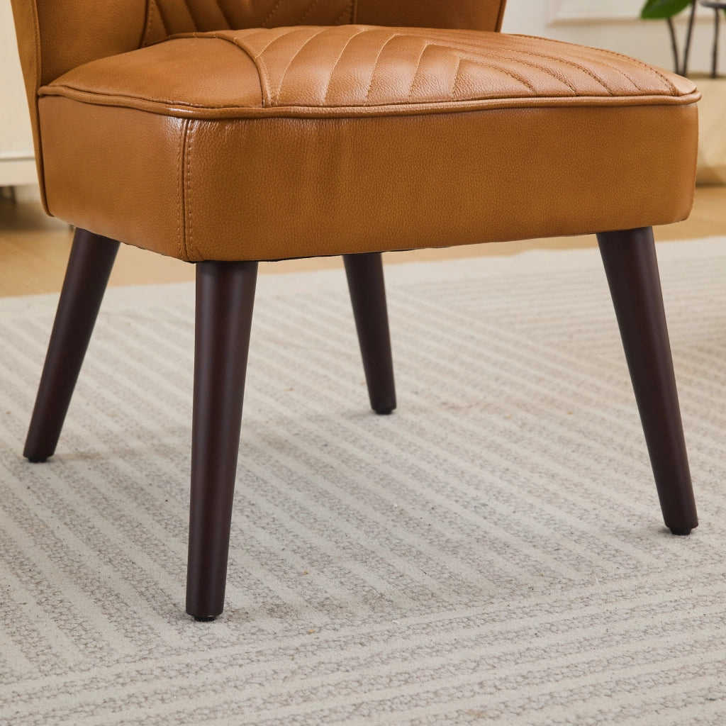 Poltrona lounge in pelle con cuciture diagonali e base in legno, senza braccioli, moderna per interni, marrone chiaro