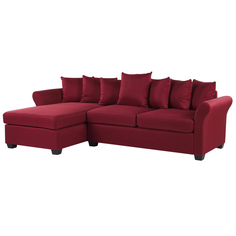 Divano ad angolo in tessuto rosso scuro con gambe nere in stile minimalista. Soggiorno