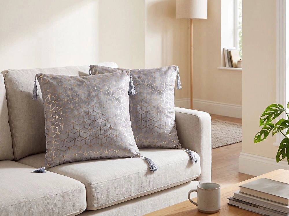 Set di 2 cuscini decorativi motivo cubo jacquard argento 45 x 45 cm con stampa geometrica nappe