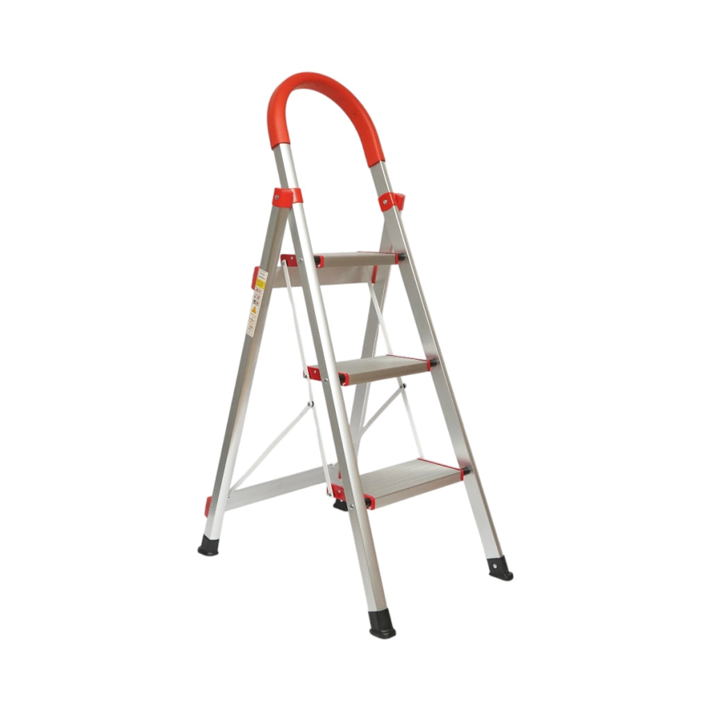Scala pieghevole in alluminio, 3 gradini antiscivolo, altezza 68 cm, portata massima 130 kg.