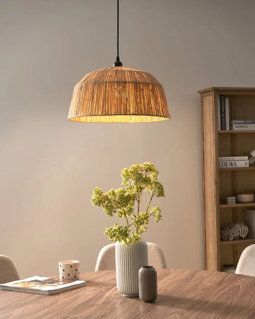 Lampada a sospensione con paralume in paglia naturale intrecciata a cupola, stile boho-japandi