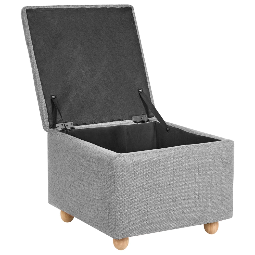 Pouf contenitore in tessuto grigio chiaro con finitura idrorepellente. Poggiapiedi imbottito con contenitore e seduta per ingresso.