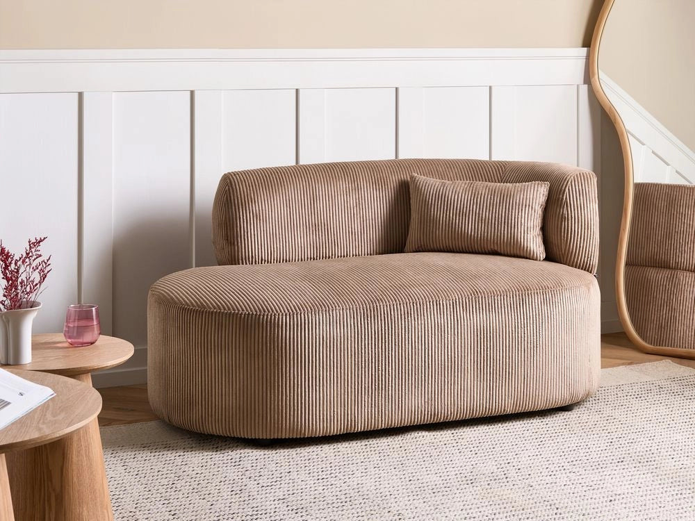 Chaise longue con rivestimento in velluto a coste beige sabbia e cuscino decorativo lato destro