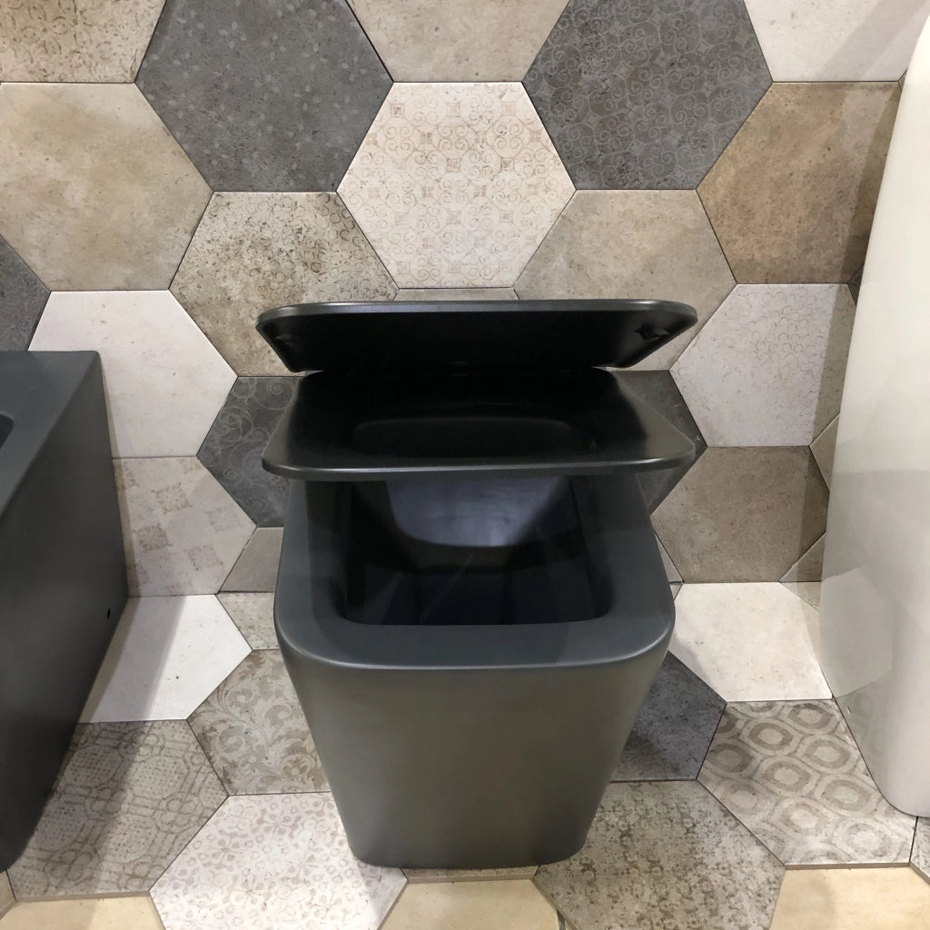 Set Sanitari a terra filo muro, linea squadrata colore nero opaco coprivaso soft-close