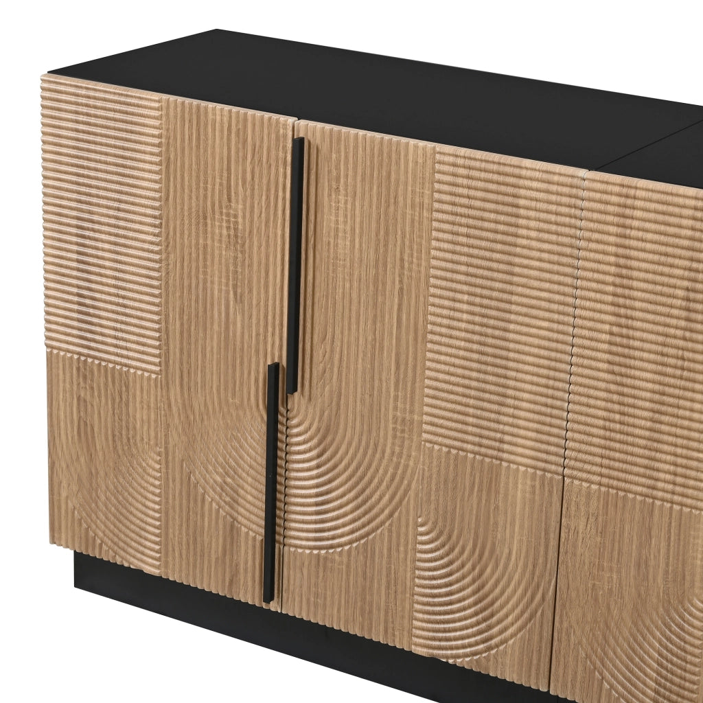Credenza, mobile contenitore, ante con rilievi, maniglie in metallo, pannelli in truciolato + MDF, colore naturale e nero