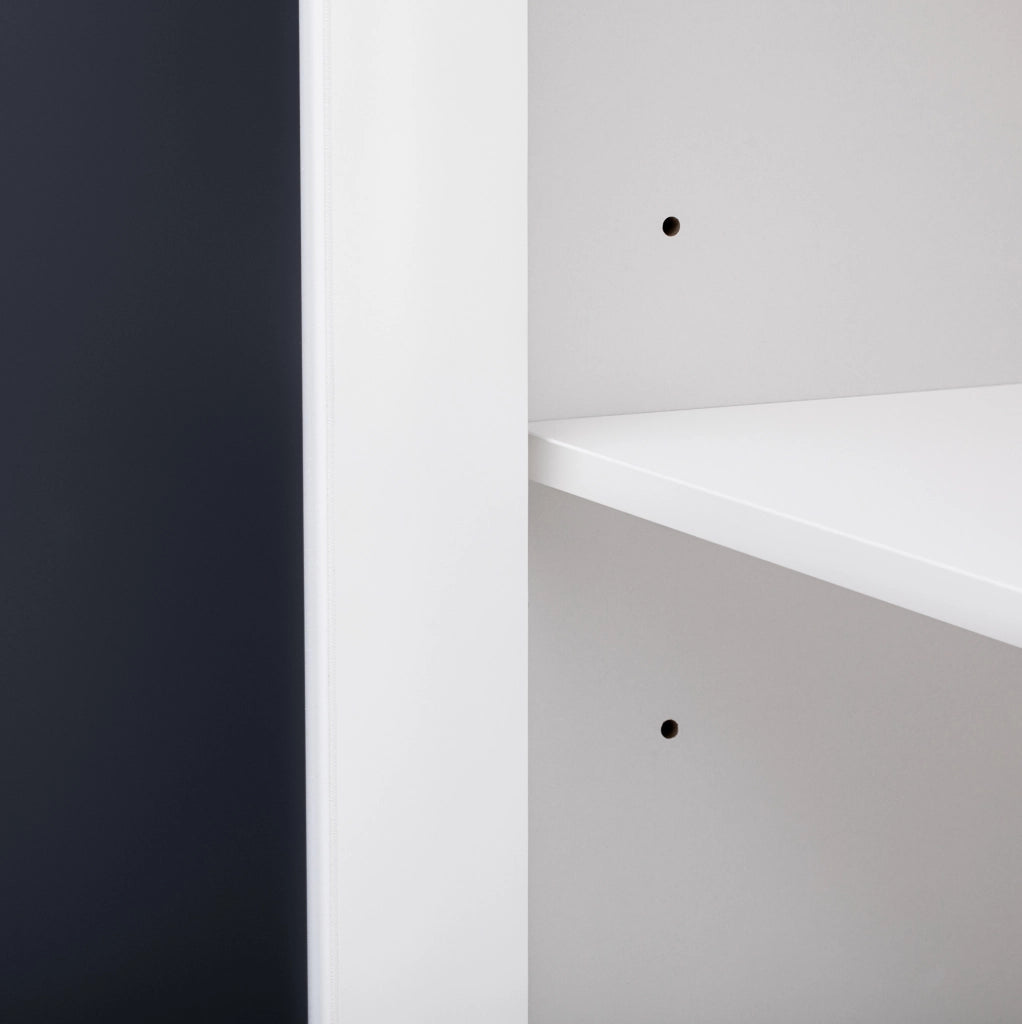 Sideboard in MDF bianco con quattro ante a specchio, ripiani regolabili e due ampi cassetti