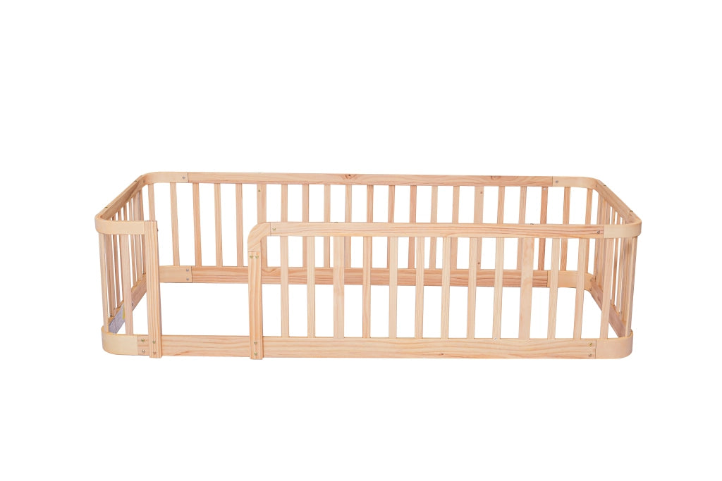Recinto modulare per bambini 140 × 200 cm in legno naturale con sbarre da 7 cm, bordi arrotondati, senza materasso