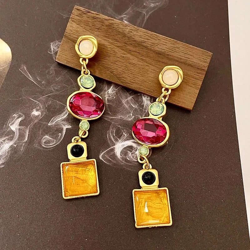 Set di collana, bracciale e orecchini realizzati a mano con pietre preziose artificiali colorate.