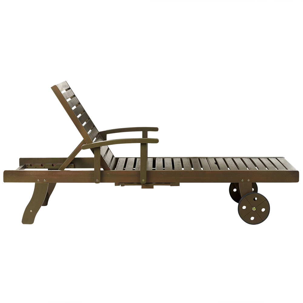 Lettino prendisole da esterno in legno di acacia scuro con cuscino rosso stile rustico giardino terrazzo