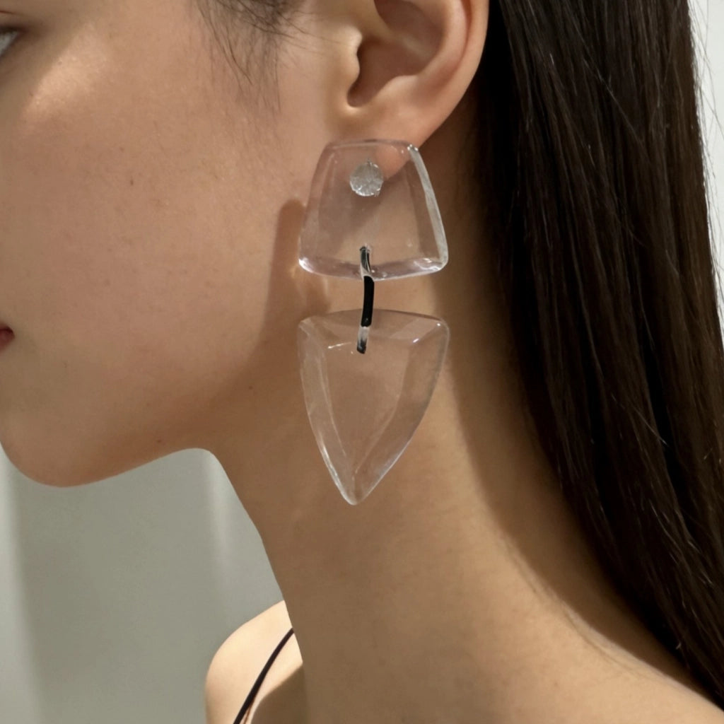 Orecchini di nicchia in resina trasparente con cristalli, unici, vistosi, alla moda, versatili, eleganti e originali per donna.