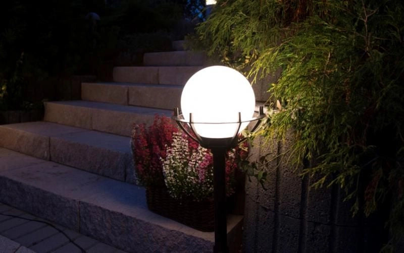 Lampada da giardino 102cm sfera 25cm E27 nera IP43