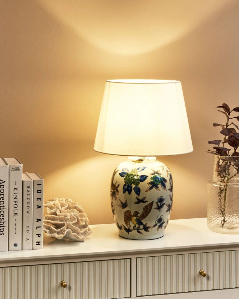 Lampada da tavolo elegante con base in porcellana bianco e blu con patten floreale Illuminazione elegante