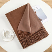 Elegante e semplice sciarpa calda in cashmere a tinta unita, ideale per gli spostamenti quotidiani.