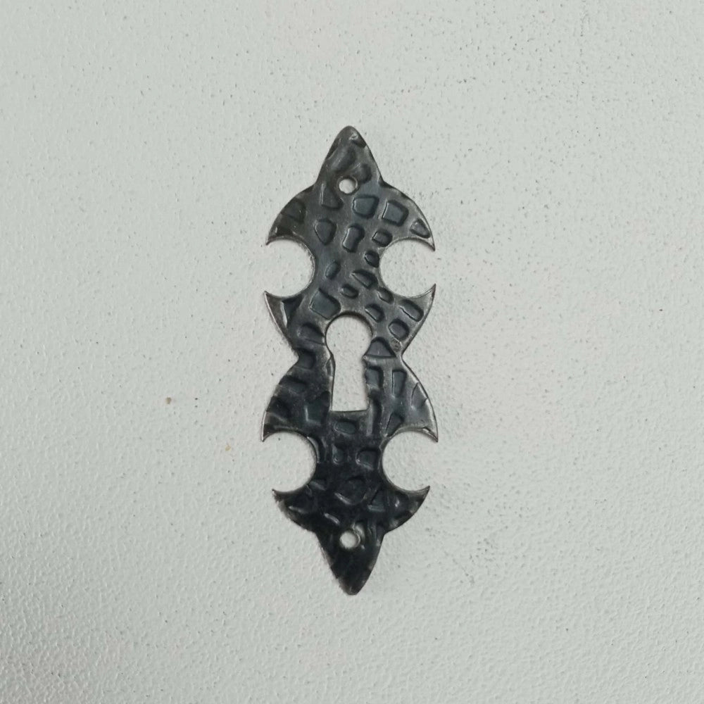 Bocchetta per mobili da 79x29mm buco chiave stile ferro battuto verniciata fumè
