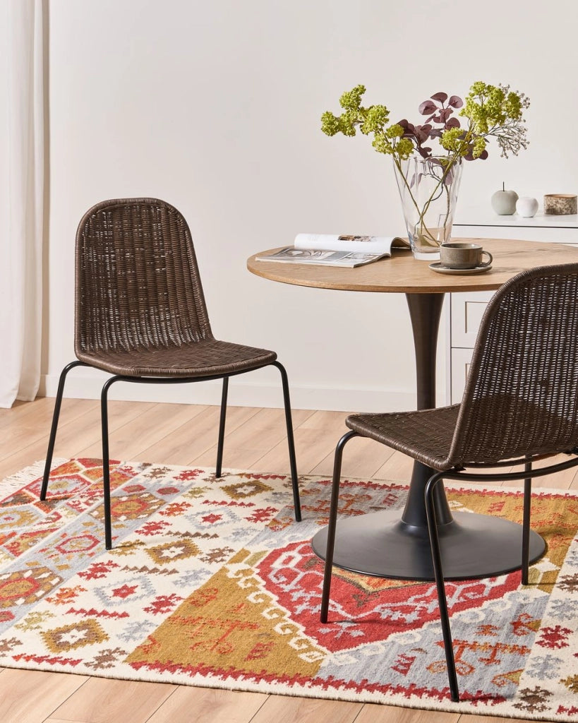 Set di 2 sedie da pranzo con seduta e schienale in rattan marrone scuro e gambe in ferro, senza braccioli