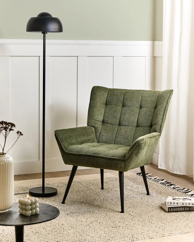 Poltrona in stile retrò con rivestimento idrorepellente gambe in acciaio imbottitura trapuntata e braccioli verde