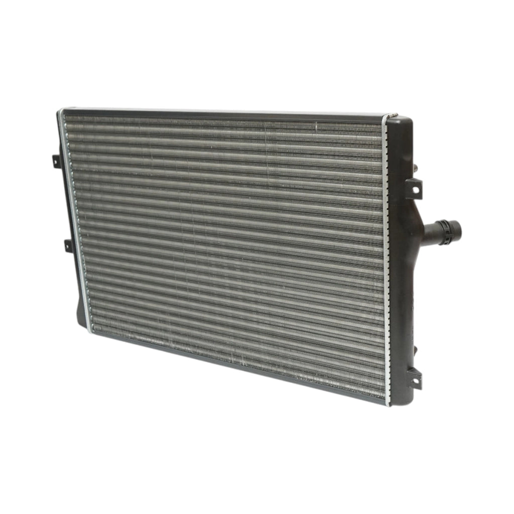 Radiatore raffreddamento acqua motore – Audi, Seat, Skoda, VW (motori 1.2 – 2.0 Diesel) Dimensioni: 647 × 440 × 32 mm Codici OEM compatibili: 3C0121253AR, 3C0121253Q, 53425A, 1924001040