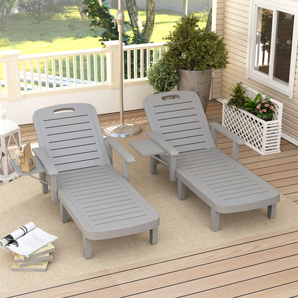 Set 2 Sdraio da Giardino Regolabili con Tavolino e Braccioli, in Polipropilene, 79x158x88 cm, Grigio Chiaro