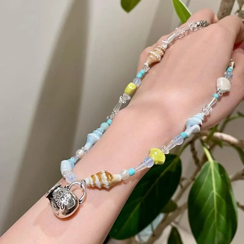 Collana fatta a mano con conchiglie e perline: ciondolo a forma di clavicola in stile spiaggia