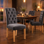 Set di 2 sedie da sala da pranzo in velluto grigio con gambe in legno di quercia, schienale curvo e design capitonné