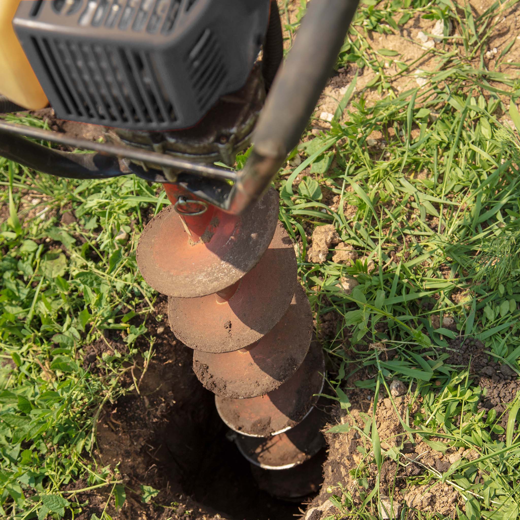 Mototrivella a benzina, motore a 2 tempi di 3 CV 63,3 ccm, con punta elicoidale Ø150mm