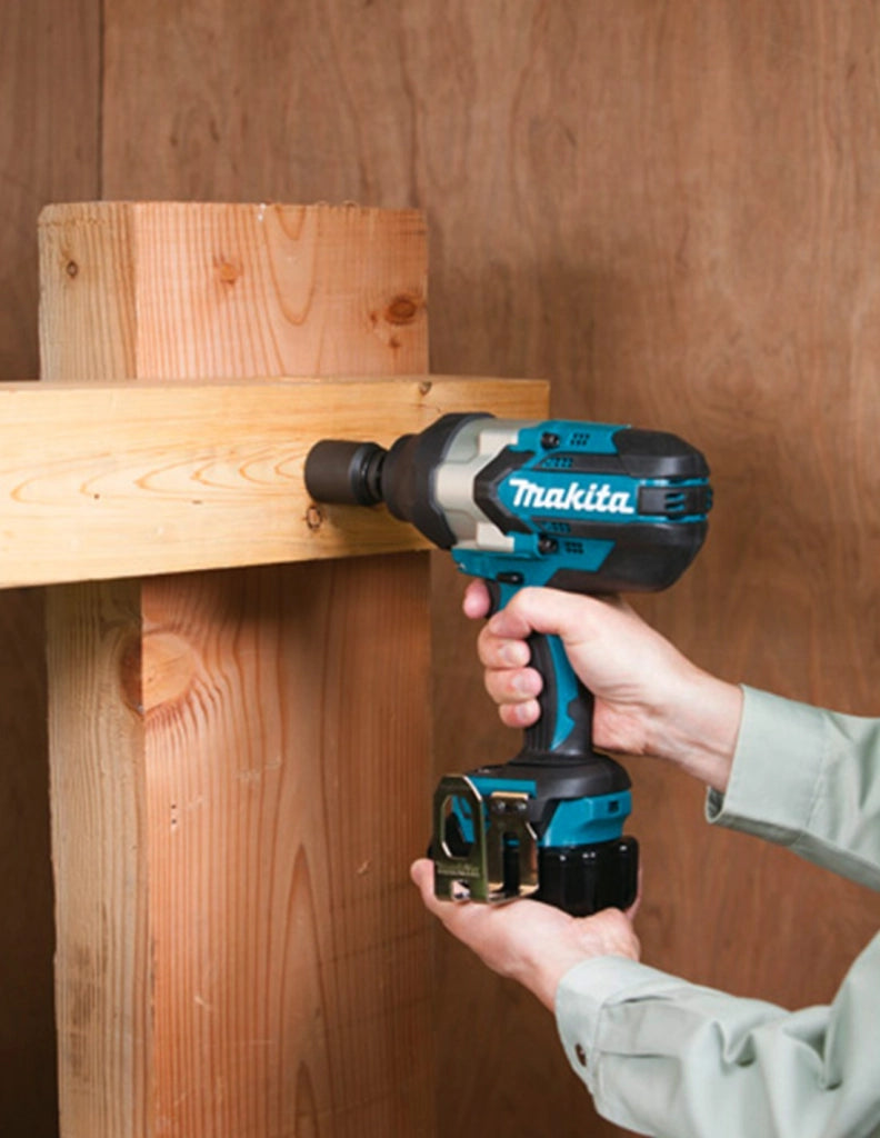Avvitatore ad Impulsi MAKITA DTW1002RTJ1 (1 x 5,0 Ah + DC18RC + MAKPAC 3)